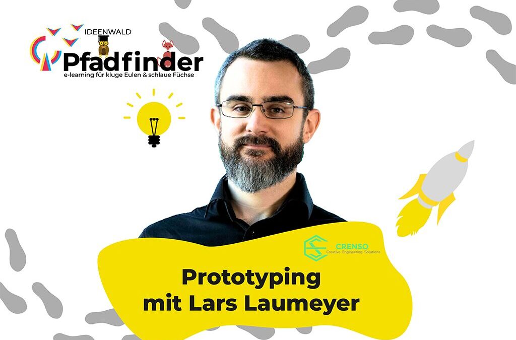 Porträtfoto eines Mannes mit Brille, kurzem Haar und graumeliertem Vollbart. Er trägt ein schwarzes Hemd und blickt freundlich in die Kamera. Um ihn herum sind grafische Elemente wie eine gelbe Glühbirne, graue Fußspuren und eine gelb-weiße Rakete angeordnet. Am unteren Bildrand steht in einem gelben Feld: „Prototyping mit Lars Laumeyer“.
